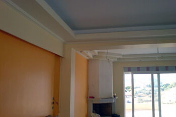 Γύψινες διακοσμήσεις με κρυφό φωτισμό και δοκάρια από γυψοσανίδα